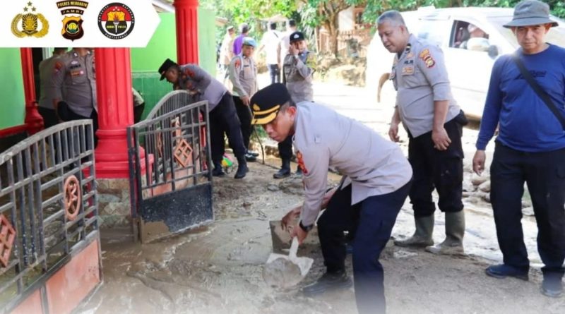 Personel Kepolisian Resor (Polres) Merangin bersama Brimob Polda Jambi menggelar aksi bakti sosial di Desa Pulau Bayur, Kecamatan Pamenang Selatan. Kegiatan yang berlangsung pada Senin siang (27/4/2026) ini difokuskan untuk membantu warga yang terdampak banjir. (Foto: IST/Dewi Yulianti)
