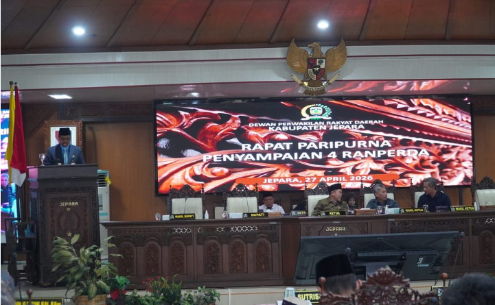 Dewan Perwakilan Rakyat Daerah (DPRD) Kabupaten Jepara resmi memulai proses legislasi empat Rancangan Peraturan Daerah (Ranperda). Agenda ini diawali melalui Rapat Paripurna yang digelar di ruang Graha Paripurna DPRD Kabupaten Jepara, Senin (27/4/2026). (Foto: Pemkab Jepara)
