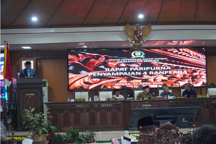 Dewan Perwakilan Rakyat Daerah (DPRD) Kabupaten Jepara resmi memulai proses legislasi empat Rancangan Peraturan Daerah (Ranperda). Agenda ini diawali melalui Rapat Paripurna yang digelar di ruang Graha Paripurna DPRD Kabupaten Jepara, Senin (27/4/2026). (Foto: Pemkab Jepara)