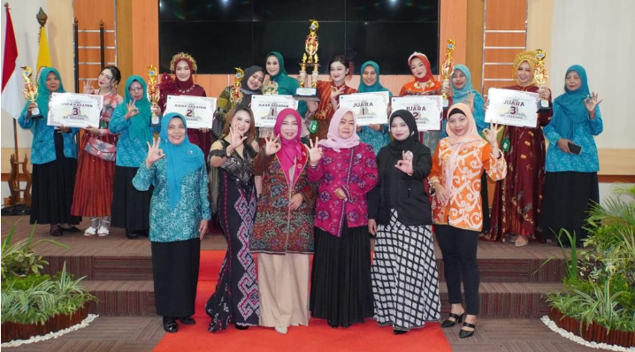 Tim Penggerak (TP) PKK Kecamatan Kalinyamatan sukses mengukir prestasi gemilang dengan meraih Juara I Lomba Desain Busana Tenun Troso tingkat kabupaten. Kompetisi bergengsi ini diselenggarakan di Gedung Shima, Kompleks Setda Jepara, Selasa (28/4/2026). (Foto: Pemkab Jepara)