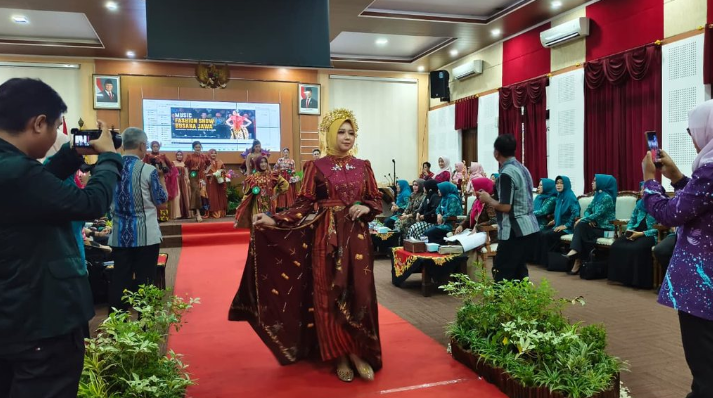 Kain Tenun Troso kini terus dikembangkan menjadi busana modern guna memperluas jangkauan pasar hingga ke tingkat internasional. Inovasi busana hasil karya perempuan hebat ini ditampilkan secara memukau di Gedung Shima, kompleks Setda Jepara, Selasa (28/4/2026). (Foto: Pemkab Jepara)