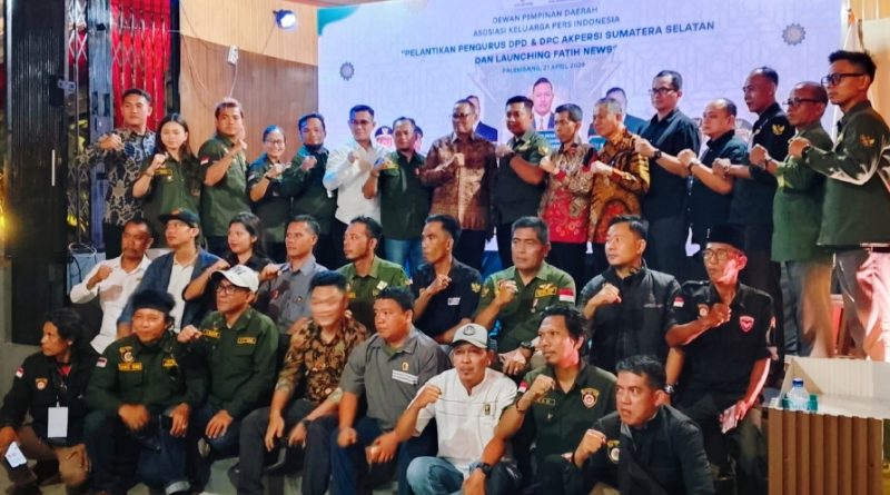 Asisten Penasihat Khusus Bidang ESDM, Laksamana Muda TNI (Purn) Suyono Thamrin, secara resmi membuka Musyawarah Daerah Luar Biasa (Musdalub) AKPERSI Sumatera Selatan. Acara ini dirangkaikan dengan pelantikan pengurus DPD dan DPC periode 2026-2031 di Meet Love Cafe Palembang, Senin (27/4/2026) malam. (Foto: DPP AKPERSI)