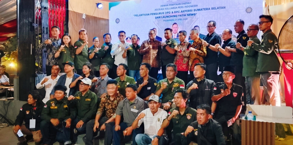 Asisten Penasihat Khusus Bidang ESDM, Laksamana Muda TNI (Purn) Suyono Thamrin, secara resmi membuka Musyawarah Daerah Luar Biasa (Musdalub) AKPERSI Sumatera Selatan. Acara ini dirangkaikan dengan pelantikan pengurus DPD dan DPC periode 2026-2031 di Meet Love Cafe Palembang, Senin (27/4/2026) malam. (Foto: DPP AKPERSI)
