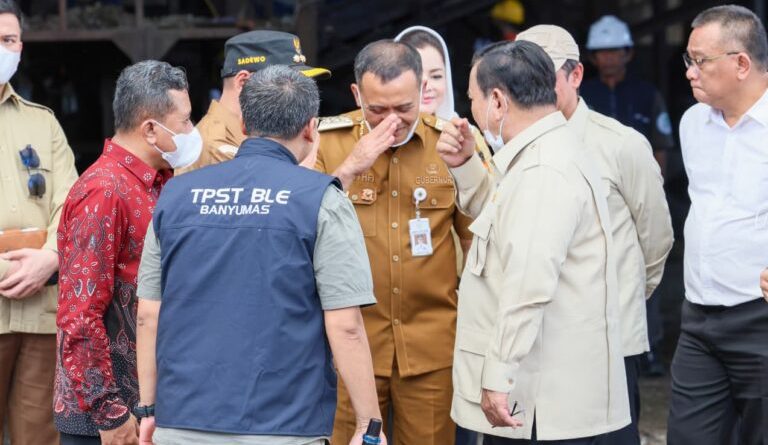 Presiden RI Prabowo Subianto meninjau Tempat Pengolahan Sampah Terpadu Berbasis Lingkungan dan Edukasi (TPST BLE) di Desa Kaliori, Banyumas, Selasa (28/4/2026). Dalam kunjungan tersebut, Presiden didampingi langsung oleh Gubernur Jawa Tengah, Ahmad Luthfi. (Foto: Pemprov Jateng)