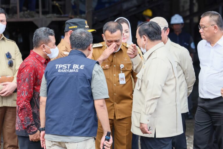 Presiden RI Prabowo Subianto meninjau Tempat Pengolahan Sampah Terpadu Berbasis Lingkungan dan Edukasi (TPST BLE) di Desa Kaliori, Banyumas, Selasa (28/4/2026). Dalam kunjungan tersebut, Presiden didampingi langsung oleh Gubernur Jawa Tengah, Ahmad Luthfi. (Foto: Pemprov Jateng)
