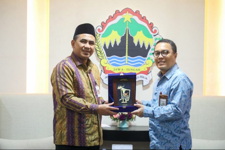 Pemerintah Provinsi Jawa Tengah melalui Wakil Gubernur Taj Yasin Maimoen bersama Kementerian Koordinator Bidang Perekonomian mulai mematangkan pembaruan Nota Kesepakatan (MoU) pemanfaatan empat candi besar: Borobudur, Prambanan, Mendut, dan Pawon sebagai pusat ibadah umat Hindu dan Buddha dunia di Kantor Gubernur, Selasa (28/4/2026). (Foto: Pemprov Jateng)