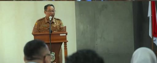 Dalam Rapat Pleno Tim Percepatan Akses Keuangan Daerah (TPAKD) pada Selasa (28/4/2026), Pj Sekda Banjarnegara, Tursiman, S.Sos, menekankan pentingnya sinergi. Kolaborasi lintas sektor menjadi syarat mutlak untuk mencapai target inklusi keuangan nasional sebesar 91% tahun ini. (Foto: Prmkab Banjarnegara)