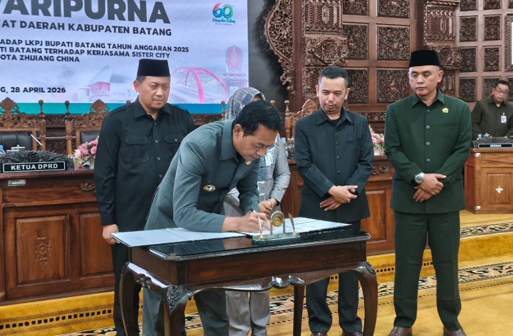 Ketua Komisi I DPRD Batang, Kukuh Fajar Rhomadhon Pemerintah Kabupaten Batang resmi menyepakati kerja sama Sister City dengan Kota Zhijiang, Provinsi Hubei, China dengan disahkannya kesepakatan strategis di di gedung DPRD Batang, Selasa (28/4/2026). (Foto: Pemkab Batang)