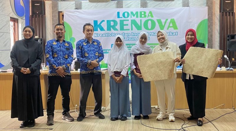 Inovasi kemasan ramah lingkungan bertajuk “Lumiseed” menjadi pusat perhatian dalam ajang Lomba Kreativitas dan Inovasi Masyarakat (Krenova) 2026. Produk karya Anisa Fitriani dan Febriana Arsi Az-Zahra ini dipamerkan di Ruang Ujungnegoro Bapperida Batang, Selasa (28/4/2026). (Fot: Pemkab Batang)