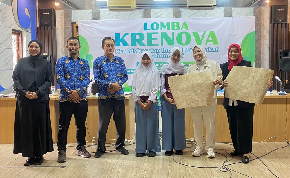 Inovasi kemasan ramah lingkungan bertajuk “Lumiseed” menjadi pusat perhatian dalam ajang Lomba Kreativitas dan Inovasi Masyarakat (Krenova) 2026. Produk karya Anisa Fitriani dan Febriana Arsi Az-Zahra ini dipamerkan di Ruang Ujungnegoro Bapperida Batang, Selasa (28/4/2026). (Fot: Pemkab Batang)
