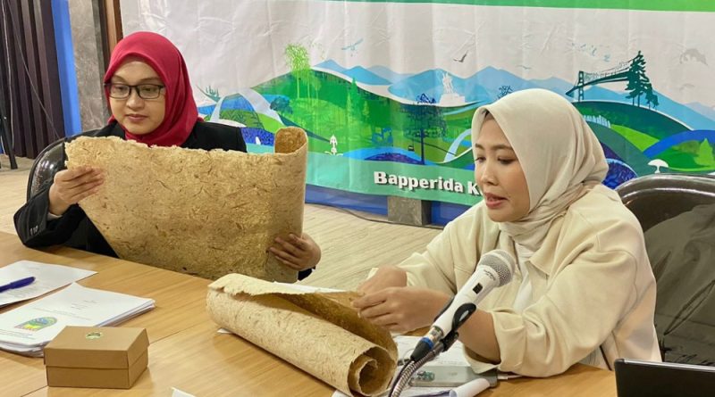 Ketua TP PKK Kabupaten Batang sekaligus praktisi, Faelasufa Faiz, memberikan apresiasi tinggi atas penyelenggaraan Lomba Kreativitas dan Inovasi Masyarakat (Krenova) 2026. Ajang bergengsi ini digelar di Ruang Ujungnegoro Bapperida Batang, Selasa (28/4/2026). (Foto: Pemkab Batang)