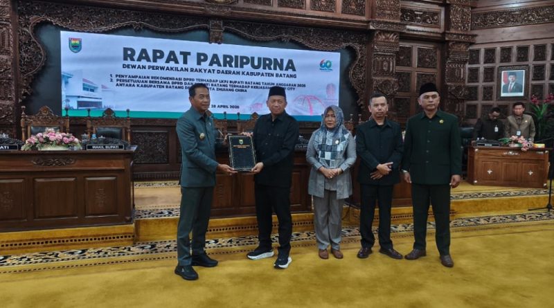 Dewan Perwakilan Rakyat Daerah (DPRD) Kabupaten Batang resmi menyampaikan rekomendasi terhadap Laporan Keterangan Pertanggungjawaban (LKPJ) Bupati Batang Tahun Anggaran 2025 dalam Rapat Paripurna di Ruang DPRD Batang, Selasa (28/4/2026). (Foto: Pemkab Batang)