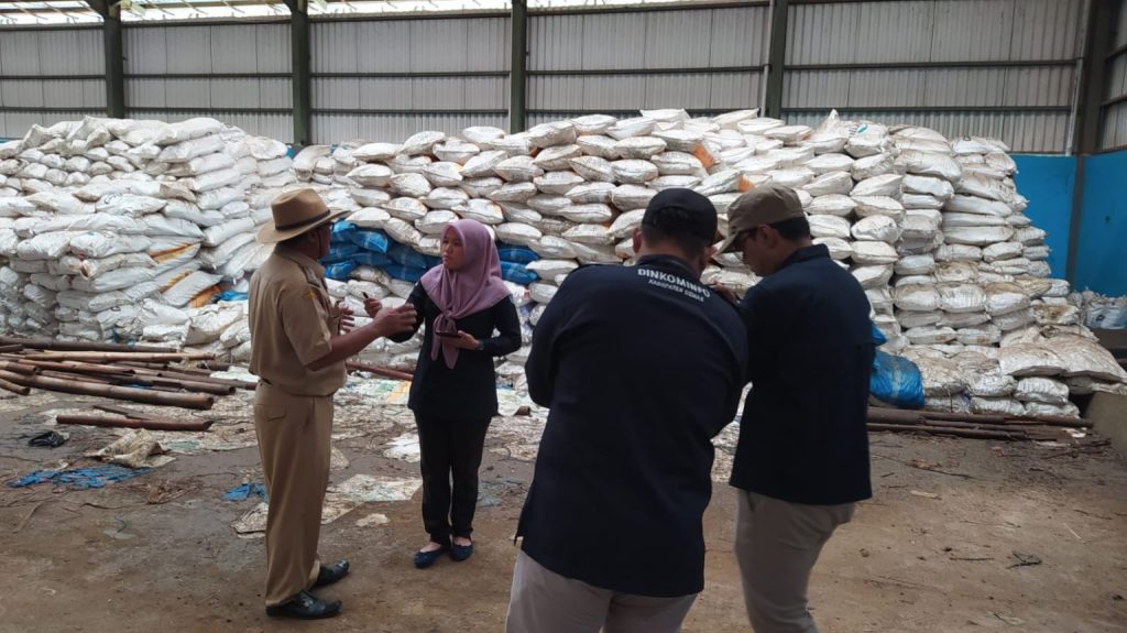 Memasuki musim kemarau tahun 2026, petani garam di Desa Kedungkarang, Kecamatan Wedung, Kabupaten Demak, mulai sibuk bersiap (Foto: Pemkab Demak)