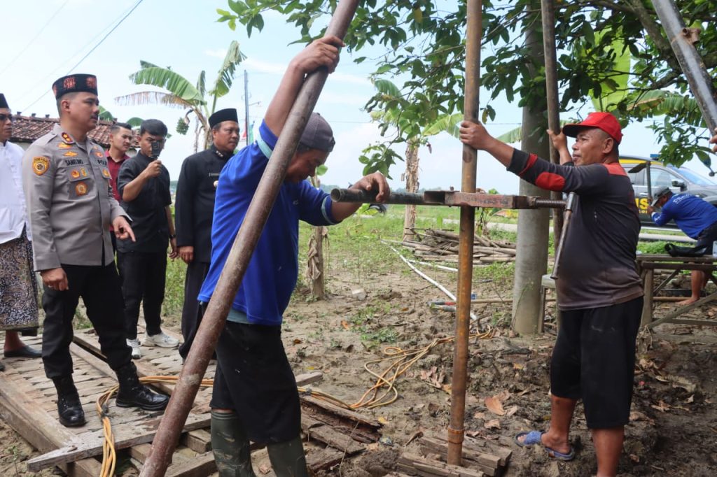 Krisis air bersih pasca bencana banjir di Kabupaten Demak mulai menemui titik terang. Polres Demak secara resmi menginisiasi pembangunan sumur bor untuk memenuhi kebutuhan dasar warga Dukuh Solondoko, Desa Trimulyo, Kecamatan Guntur, Selasa (28/4/2026). (Foto: Pemkab Demak)