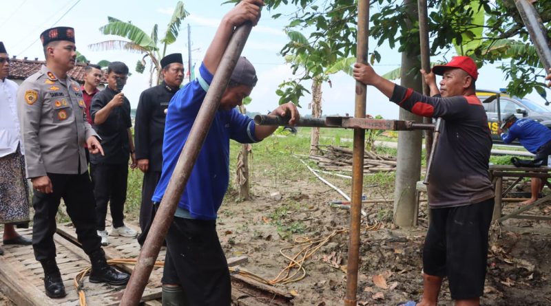 Krisis air bersih pasca bencana banjir di Kabupaten Demak mulai menemui titik terang. Polres Demak secara resmi menginisiasi pembangunan sumur bor untuk memenuhi kebutuhan dasar warga Dukuh Solondoko, Desa Trimulyo, Kecamatan Guntur, Selasa (28/4/2026). (Foto: Pemkab Demak)