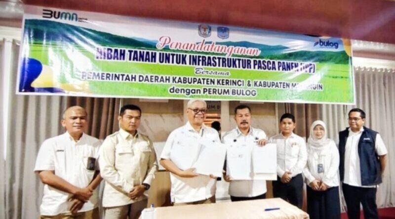 Bupati Kerinci, Monadi resmi menandatangani kerja sama strategis dengan Perum Bulog melalui penandatanganan Naskah Perjanjian Hibah Daerah (NPHD) pada Rabu (28/4/2026). (Foto: Kominfo Kerinci)