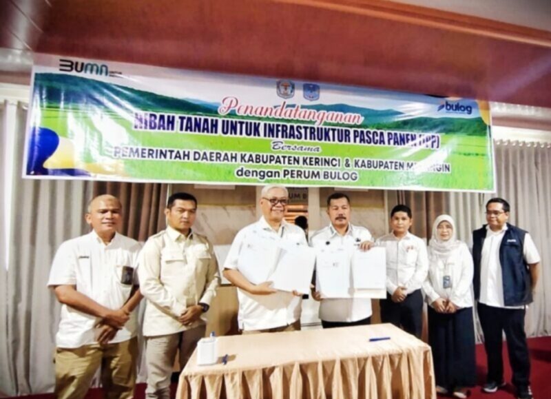 Bupati Kerinci, Monadi resmi menandatangani kerja sama strategis dengan Perum Bulog melalui penandatanganan Naskah Perjanjian Hibah Daerah (NPHD) pada Rabu (28/4/2026). (Foto: Kominfo Kerinci)