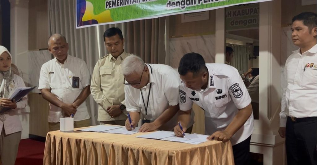 Pemerintah Kabupaten Kerinci mengambil langkah konkret dalam memperkuat sektor pangan daerah. Pada Rabu (29/4/2026), Pemkab Kerinci resmi menandatangani Naskah Perjanjian Hibah Daerah (NPHD) bersama Perum Bulog demi menjaga stabilitas harga dan meningkatkan kesejahteraan warga. (Foto: Kominfo Kerinci)