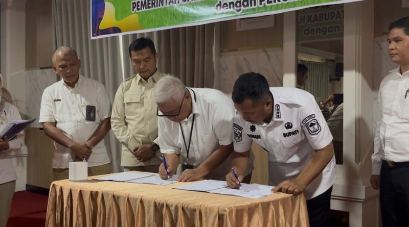 Pemerintah Kabupaten Kerinci mengambil langkah konkret dalam memperkuat sektor pangan daerah. Pada Rabu (29/4/2026), Pemkab Kerinci resmi menandatangani Naskah Perjanjian Hibah Daerah (NPHD) bersama Perum Bulog demi menjaga stabilitas harga dan meningkatkan kesejahteraan warga. (Foto: Kominfo Kerinci)