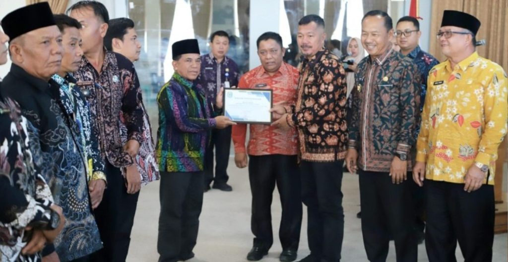 Pemerintah Kabupaten Kerinci terus memperkuat langkah menuju tata kelola pemerintahan desa yang modern dan berbasis teknologi. Hal ini ditandai dengan Penandatanganan Komitmen Bersama Percepatan Digitalisasi Desa Tahun 2026 yang berlangsung di Ruang Pola Kantor Bupati Kerinci, Kamis (23/4/2026). (Foto: Kominfo Kerinci)