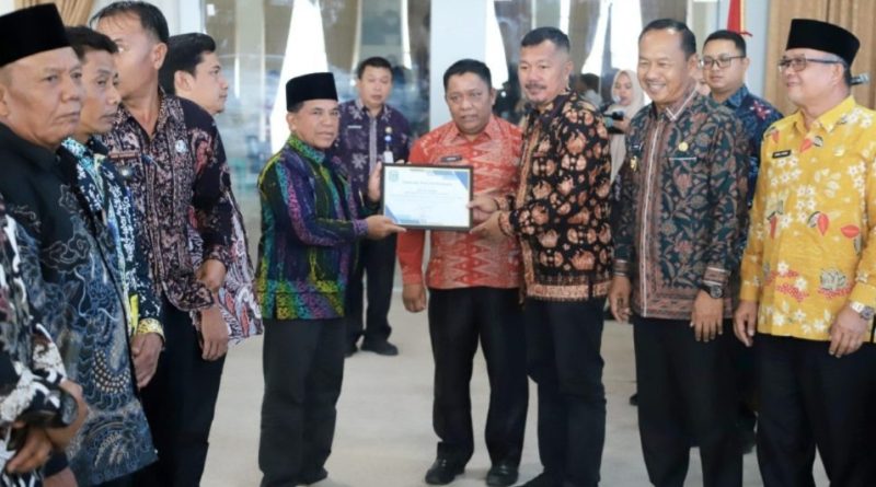 Pemerintah Kabupaten Kerinci terus memperkuat langkah menuju tata kelola pemerintahan desa yang modern dan berbasis teknologi. Hal ini ditandai dengan Penandatanganan Komitmen Bersama Percepatan Digitalisasi Desa Tahun 2026 yang berlangsung di Ruang Pola Kantor Bupati Kerinci, Kamis (23/4/2026). (Foto: Kominfo Kerinci)