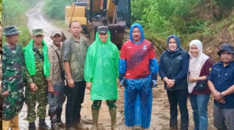 Pemerintah Kabupaten Kerinci kembali menunjukkan komitmen nyata dalam memperkuat konektivitas antarwilayah. Bupati Kerinci, Monadi, bersama Dandim 0417/Kerinci, Letkol Inf Eko Siswanto, resmi membuka pembangunan jalan penghubung Desa Pungut Mudik menuju Sungai Kuning, Kamis (16/4/2026). (Foto: Kominfo Kerinci)