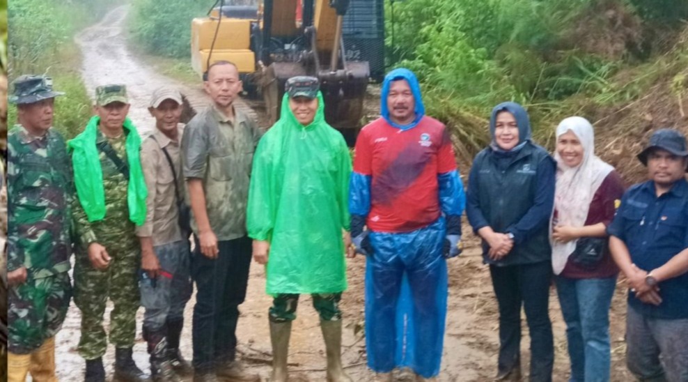 Pemerintah Kabupaten Kerinci kembali menunjukkan komitmen nyata dalam memperkuat konektivitas antarwilayah. Bupati Kerinci, Monadi, bersama Dandim 0417/Kerinci, Letkol Inf Eko Siswanto, resmi membuka pembangunan jalan penghubung Desa Pungut Mudik menuju Sungai Kuning, Kamis (16/4/2026). (Foto: Kominfo Kerinci)