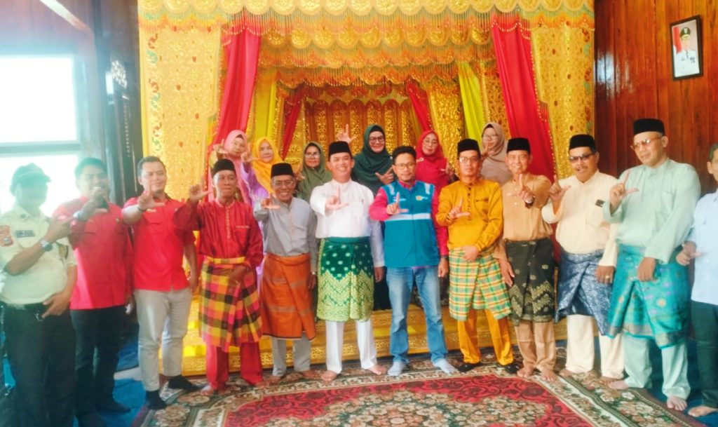 Lembaga Adat Melayu Riau (LAMR) Kabupaten Kepulauan Meranti menerima kunjungan silaturahmi dari Manager ULP PT PLN Selatpanjang yang baru, Roni Saputra. Pertemuan hangat ini berlangsung di Balai Adat LAMR pada Rabu (29/4/2026). (Foto: Humas LAMR Kepulauan Meranti)
