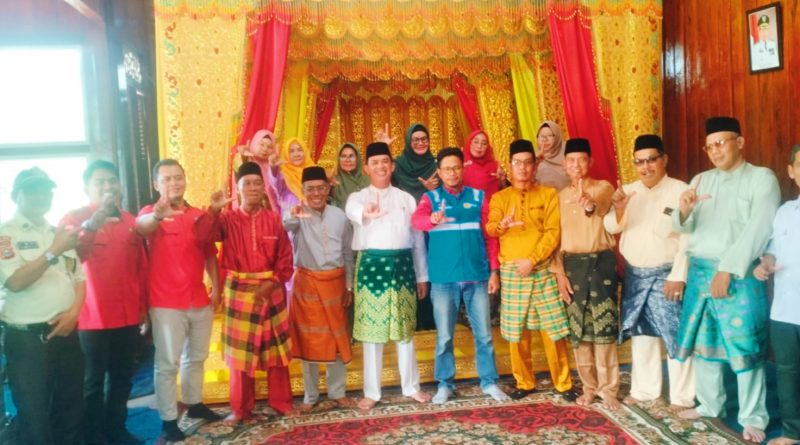 Lembaga Adat Melayu Riau (LAMR) Kabupaten Kepulauan Meranti menerima kunjungan silaturahmi dari Manager ULP PT PLN Selatpanjang yang baru, Roni Saputra. Pertemuan hangat ini berlangsung di Balai Adat LAMR pada Rabu (29/4/2026). (Foto: Humas LAMR Kepulauan Meranti)