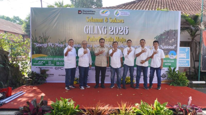 Tradisi selamatan giling dengan mengarak tebu pengantin dan wayang ruwatan kembali digelar di Pabrik Gula (PG) Mojo, Kabupaten Sragen, Rabu (29/4/2026). Kegiatan ini menandai dimulainya musim giling tebu tahun 2026 sekaligus memperkuat langkah menuju swasembada gula nasional. (Foto: Pemkab Sragen)