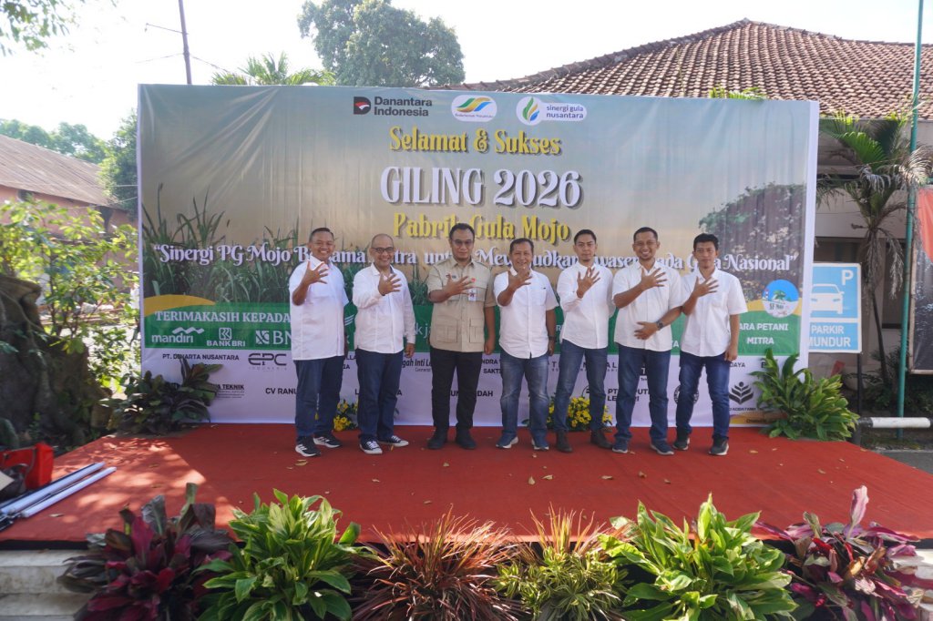 Tradisi selamatan giling dengan mengarak tebu pengantin dan wayang ruwatan kembali digelar di Pabrik Gula (PG) Mojo, Kabupaten Sragen, Rabu (29/4/2026). Kegiatan ini menandai dimulainya musim giling tebu tahun 2026 sekaligus memperkuat langkah menuju swasembada gula nasional. (Foto: Pemkab Sragen)