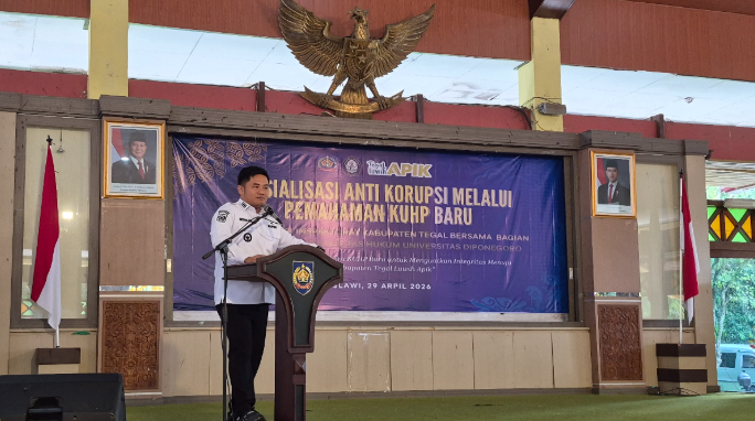 Bupati Tegal Ischak Maulana Rohman menegaskan komitmen kuat dalam memperkuat pencegahan korupsi di lingkungan pemerintah daerah. Penegasan ini disampaikan dalam acara Sosialisasi Pencegahan Korupsi Melalui Pemahaman KUHP Baru yang digelar di Pendopo Amangkurat, Rabu (29/4/2026). (Foto: Pemkab Tegal)