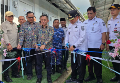 Bupati Tegal Ischak Maulana Rohman menyerahkab 353 unit huntara baru saja diserahkan pada Rabu (29/4/2026), melengkapi 103 unit yang telah diberikan menjelang Lebaran lalu. (Foto: Pemkab Tegal)