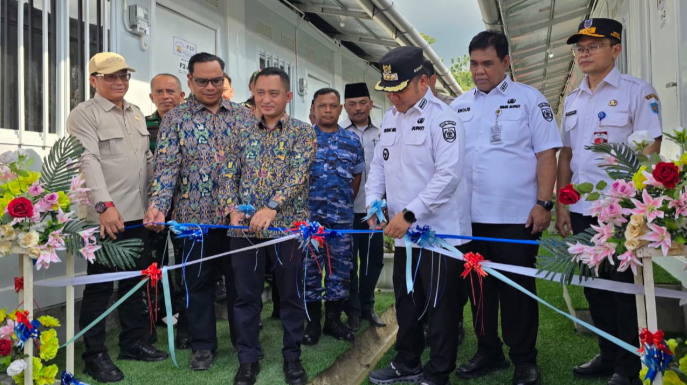 Bupati Tegal Ischak Maulana Rohman menyerahkab 353 unit huntara baru saja diserahkan pada Rabu (29/4/2026), melengkapi 103 unit yang telah diberikan menjelang Lebaran lalu. (Foto: Pemkab Tegal)