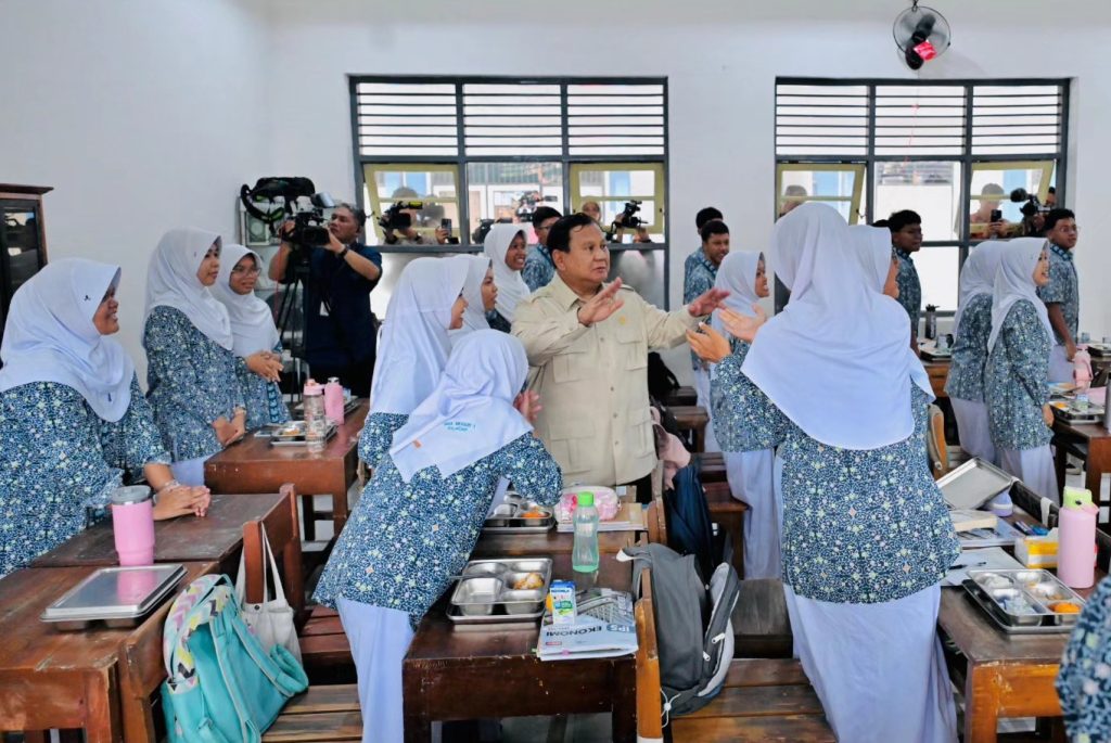 Presiden RI Prabowo Subianto melakukan kunjungan kerja ke SMA Negeri 1 Cilacap, Jawa Tengah, pada Rabu (29/4/2026). Kunjungan ini bertujuan untuk meninjau langsung hasil revitalisasi bangunan serta pelaksanaan program Makan Bergizi Gratis (MBG) bagi para siswa. (Foto: Setkab RI)