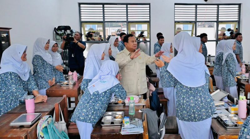 Presiden RI Prabowo Subianto melakukan kunjungan kerja ke SMA Negeri 1 Cilacap, Jawa Tengah, pada Rabu (29/4/2026). Kunjungan ini bertujuan untuk meninjau langsung hasil revitalisasi bangunan serta pelaksanaan program Makan Bergizi Gratis (MBG) bagi para siswa. (Foto: Setkab RI)