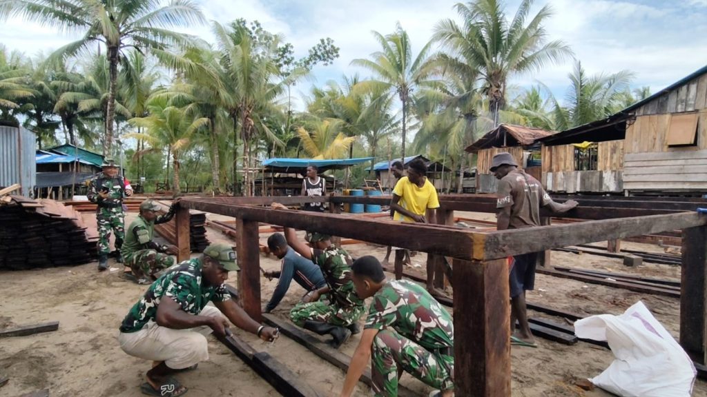 Personel Satgas TMMD Reguler ke-128 Kodim 1710/Mimika terus memacu pembangunan rumah warga di Kampung Keakwa. Memasuki akhir pekan pertama pelaksanaan, pengerjaan sasaran fisik tersebut menunjukkan perkembangan yang sangat positif, Senin (27/4/2026). (Foto: Kodim 1710/Mimika)