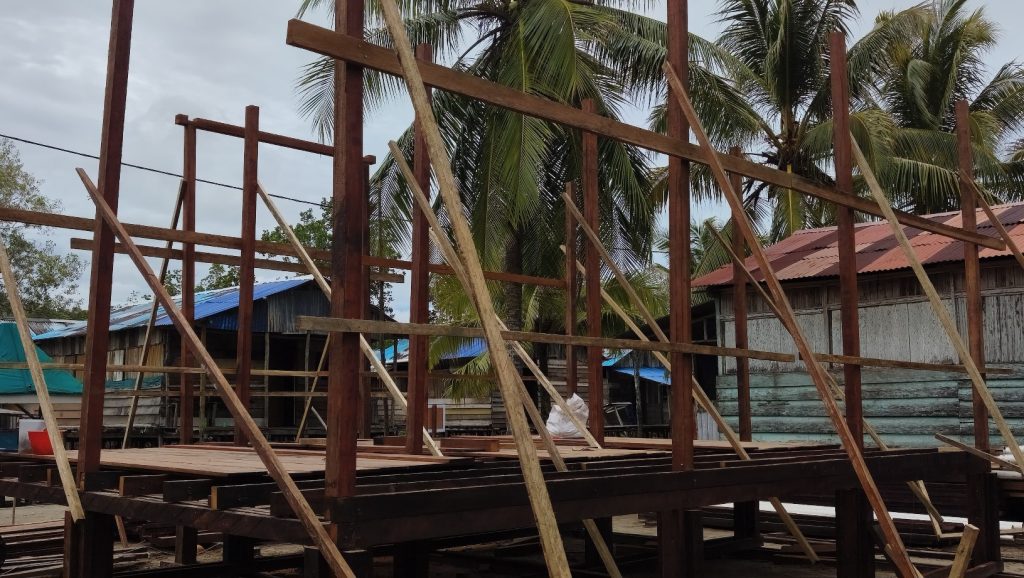 Satuan Tugas (Satgas) TMMD ke-128 Kodim 1710/Mimika menunjukkan komitmen tinggi dalam menjaga kualitas infrastruktur di Kampung Keakwa, Distrik Mimika Tengah. Pihak Satgas mengutamakan material terbaik untuk membangun rumah layak huni bagi warga setempat. (Foto: Puspen TNI)