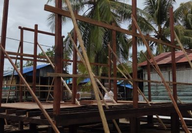 Satuan Tugas (Satgas) TMMD ke-128 Kodim 1710/Mimika menunjukkan komitmen tinggi dalam menjaga kualitas infrastruktur di Kampung Keakwa, Distrik Mimika Tengah. Pihak Satgas mengutamakan material terbaik untuk membangun rumah layak huni bagi warga setempat. (Foto: Puspen TNI)