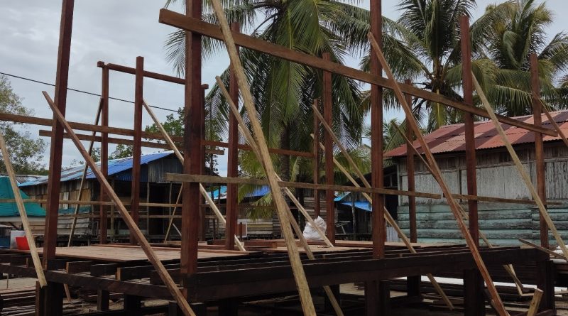 Satuan Tugas (Satgas) TMMD ke-128 Kodim 1710/Mimika menunjukkan komitmen tinggi dalam menjaga kualitas infrastruktur di Kampung Keakwa, Distrik Mimika Tengah. Pihak Satgas mengutamakan material terbaik untuk membangun rumah layak huni bagi warga setempat. (Foto: Puspen TNI)