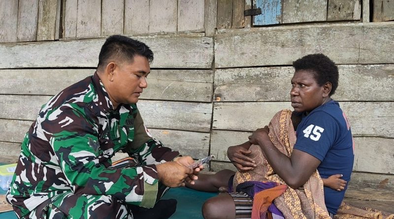 Senyum bahagia terpancar dari wajah Ibu Modesta Akarepia, seorang warga Kampung Keakwa, saat menerima layanan kesehatan gratis dari personel Satgas TMMD Reguler ke-128 Kodim 1710/Mimika, Senin (27/4/2026). (Foto: Puspen TNI)