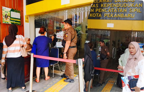 Suasana di Kantor Dinas Kependudukan dan Pencatatan Sipil (Disdukcapil) Kota Pekanbaru mendadak tegang pada Kamis (9/4/2026). Ros, seorang aktivis kemasyarakatan, dilarang masuk ke ruang pelayanan oleh oknum Satpol PP yang berjaga di pintu masuk. (Foto: Dok. MZK News)