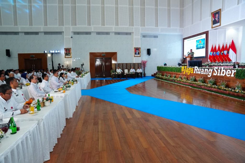 Panglima TNI Jenderal TNI Agus Subiyanto resmi menerima penghargaan bergengsi Adhibhakti Sanapati dari Badan Siber dan Sandi Negara (BSSN) yang berlangsung khidmat di Auditorium Mayjen TNI (Purn) dr. Roebiono Kertopati, Kantor BSSN, Sawangan, Depok, Selasa (28/4/2026). (Foto: Puspen TNI)