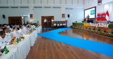 Panglima TNI Jenderal TNI Agus Subiyanto resmi menerima penghargaan bergengsi Adhibhakti Sanapati dari Badan Siber dan Sandi Negara (BSSN) yang berlangsung khidmat di Auditorium Mayjen TNI (Purn) dr. Roebiono Kertopati, Kantor BSSN, Sawangan, Depok, Selasa (28/4/2026). (Foto: Puspen TNI)