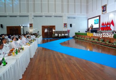 Panglima TNI Jenderal TNI Agus Subiyanto resmi menerima penghargaan bergengsi Adhibhakti Sanapati dari Badan Siber dan Sandi Negara (BSSN) yang berlangsung khidmat di Auditorium Mayjen TNI (Purn) dr. Roebiono Kertopati, Kantor BSSN, Sawangan, Depok, Selasa (28/4/2026). (Foto: Puspen TNI)