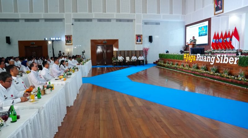 Panglima TNI Jenderal TNI Agus Subiyanto resmi menerima penghargaan bergengsi Adhibhakti Sanapati dari Badan Siber dan Sandi Negara (BSSN) yang berlangsung khidmat di Auditorium Mayjen TNI (Purn) dr. Roebiono Kertopati, Kantor BSSN, Sawangan, Depok, Selasa (28/4/2026). (Foto: Puspen TNI)