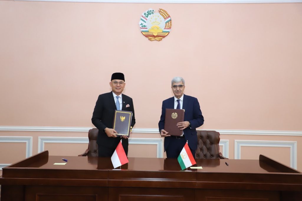 Wakil Menteri Luar Negeri RI, Arrmanatha Nasir, dan Deputi Menteri Luar Negeri Tajikistan, Yang Mulia Idibek Kalandar berkomitmen mendorong implementasi program yang lebih konkret dan berdampak langsung bagi masyarakat kedua negara, Rabu (27/5/2026). (Foto: Kemlu RI)
