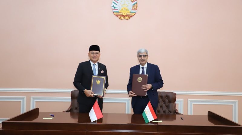Wakil Menteri Luar Negeri RI, Arrmanatha Nasir, dan Deputi Menteri Luar Negeri Tajikistan, Yang Mulia Idibek Kalandar berkomitmen mendorong implementasi program yang lebih konkret dan berdampak langsung bagi masyarakat kedua negara, Rabu (27/5/2026). (Foto: Kemlu RI)