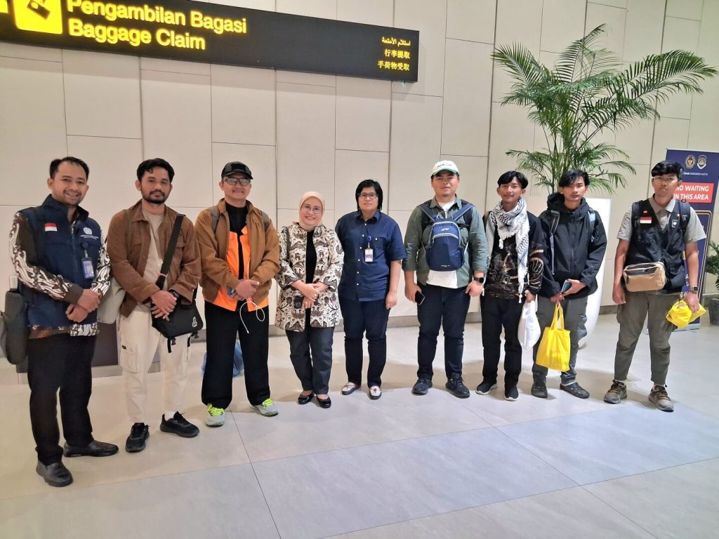 Kementerian Luar Negeri (Kemlu) RI melalui Direktorat Pelindungan WNI sukses memfasilitasi kepulangan enam orang relawan kemanusiaan asal Indonesia yang tergabung dalam gerakan Global Sumud Land Convoy (GSLC) di Jakarta, Jumat (29/5/2026) sore. (Foto: Kemlu RI)