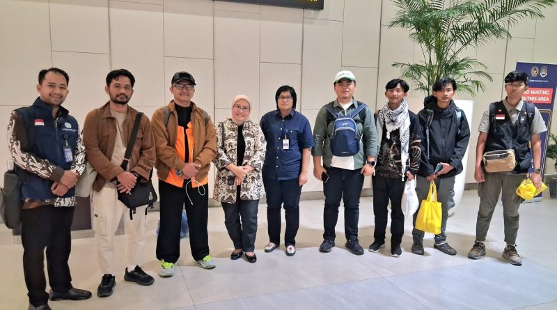 Kementerian Luar Negeri (Kemlu) RI melalui Direktorat Pelindungan WNI sukses memfasilitasi kepulangan enam orang relawan kemanusiaan asal Indonesia yang tergabung dalam gerakan Global Sumud Land Convoy (GSLC) di Jakarta, Jumat (29/5/2026) sore. (Foto: Kemlu RI)